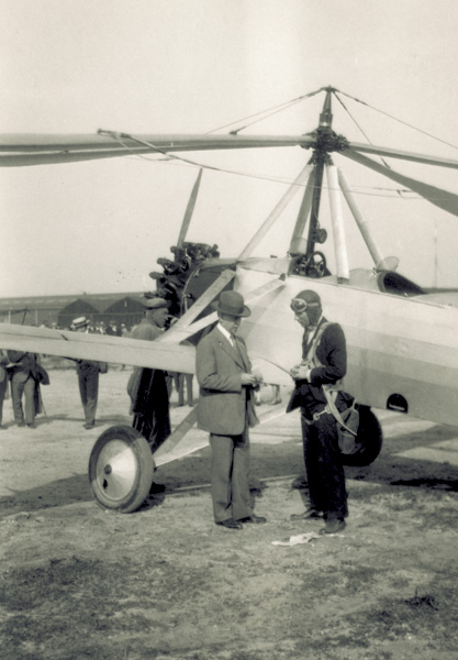Orville Wright y Harold Pitcairn junto al  Autogiro C.8W (1929)