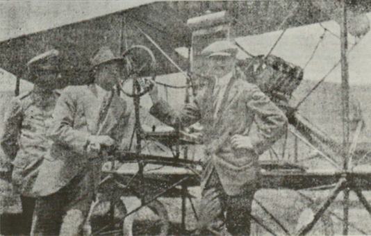Coronel Alí Gómez, detrás, Carlos Montaubán, y Cecil Peoli, Hipódromo el Paraíso. 7 de Abril de 1914