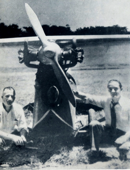 Gaston Chenu y Francisco Banchs junto a la avionioneta