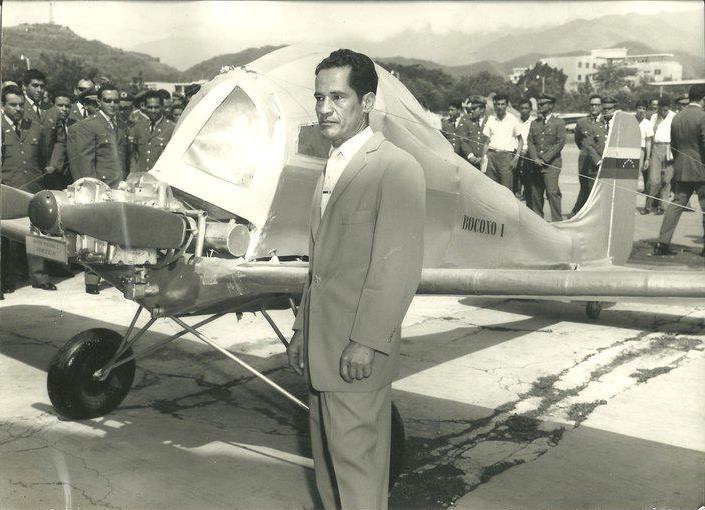 Única y rara foto conocida del avión Boconó I, construido por el Trujillano Vicente Zambrano. Ceremonia de entrega al Museo de Maracay