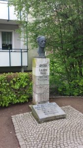 Lilienthal062Monumento.Monumento a Otto Lilienthal en el Peenestraße su lugar de nacimiento en Anklam.Denkmal_Otto_Lilienthal_total