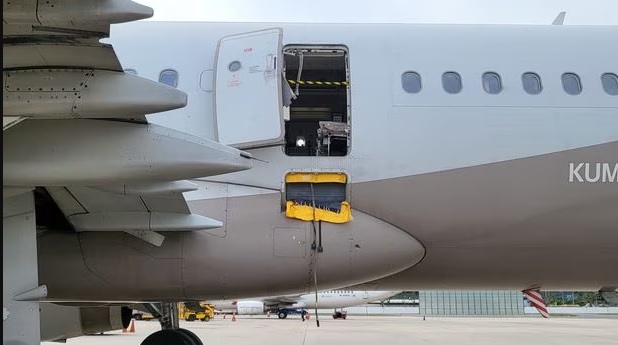 puerta de emergencia asiana airlines 